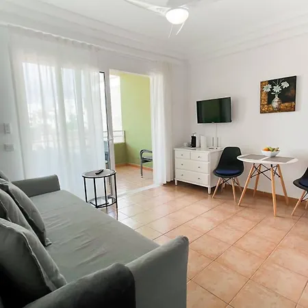 Apartman 1 Bedroom With Terrace, Pools & Walking Distance To