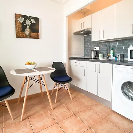 1 Bedroom With Terrace, Pools & Walking Distance To 아데제